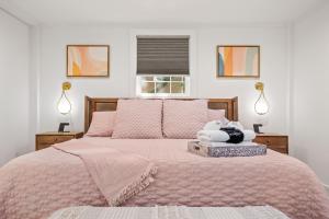 Couples Retreat with Hot Tub, Beach Cruisers, Spa Bath