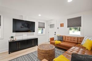 Couples Retreat with Hot Tub, Beach Cruisers, Spa Bath