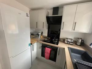 3 Bedroom New House Sleeps 5 with FREE Parking&WiFi -D