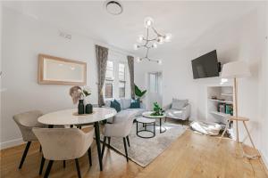 Waterfront Stylish & Charming Retreat
