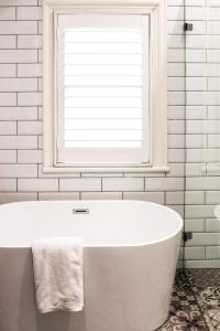 Waterfront Stylish & Charming Retreat