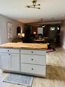 Charming & Luxe Cottage 3 BR 2 BA