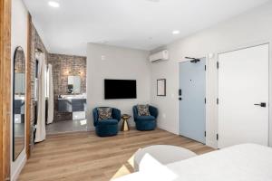 3 Private King Suites - Downtown GR - The BlueJay