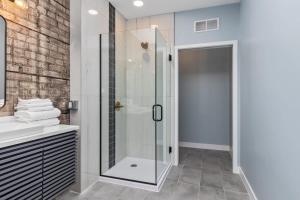 Stylish Dual King Suites - Walk to Bridge St