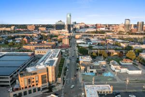 Stylish Dual King Suites - Walk to Bridge St