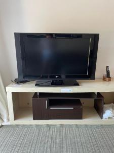 Apartamento na Enseada com ar, churrasqueira, piscina e a 80m da praia!