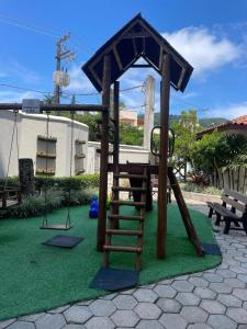 Apartamento na Enseada com ar, churrasqueira, piscina e a 80m da praia!