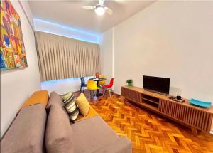 Apartamento grande e confortável no Rio de Janeiro no bairro da Lapa com vista para os Arcos e Vaga de garagem em Ponto Central perto comércio com Portaria e Check-in 24 Horas, Acomoda 4 pessoas, Ideal para famílias, amigos e nômades digitais