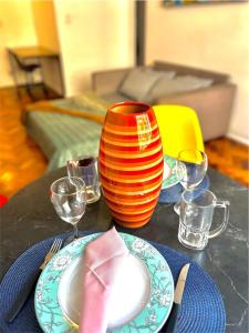 Apartamento grande e confortável no Rio de Janeiro no bairro da Lapa com vista para os Arcos e Vaga de garagem em Ponto Central perto comércio com Portaria e Check-in 24 Horas, Acomoda 4 pessoas, Ideal para famílias, amigos e nômades digitais