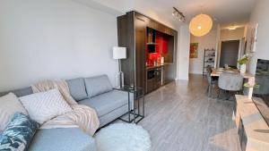 Luxury 1 BR and Den Near CN Tower