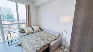 Luxury 1 BR and Den Near CN Tower