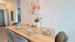 Luxury 1 BR and Den Near CN Tower