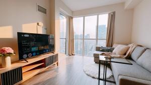 Luxury 1 BR and Den Near CN Tower