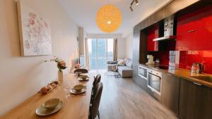 Luxury 1 BR and Den Near CN Tower