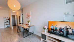 Luxury 1 BR and Den Near CN Tower