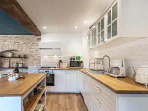 Maison rénovée au bord de lOgnon avec grand jardin et plage privée - FR-1-583-395