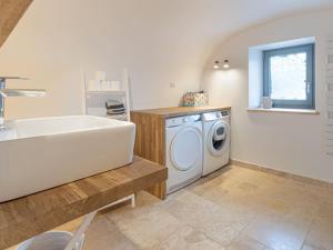 Maisons de vacances Maison renovee au bord de l-Ognon avec grand jardin et plage privee - FR-1-583-395 : photos des chambres