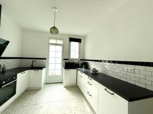 Maisons de vacances Maison charmante proche plage et commerces avec WIFI - FR-1-652-60 : photos des chambres