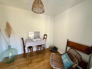 Maisons de vacances Maison charmante proche plage et commerces avec WIFI - FR-1-652-60 : photos des chambres