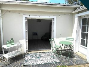 Maisons de vacances Maison charmante proche plage et commerces avec WIFI - FR-1-652-60 : photos des chambres