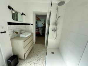 Maisons de vacances Maison charmante proche plage et commerces avec WIFI - FR-1-652-60 : photos des chambres