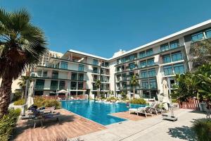 Restay Homes - Chic Studio in JVC - Pool Views