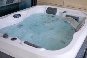 New 2BR with Private Jacuzzi in City Centre