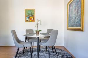 Unit With Balcony Backyard and Parking Near Shops