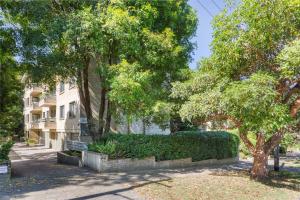 Unit With Balcony Backyard and Parking Near Shops