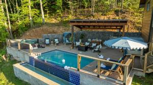 Honey Bear Hideaways - Luxury Cabin with Infinity Pool, Breathtaking Mountain Views & Sunset Decks