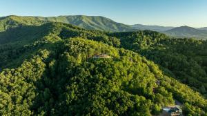 Honey Bear Hideaways - Luxury Cabin with Infinity Pool, Breathtaking Mountain Views & Sunset Decks