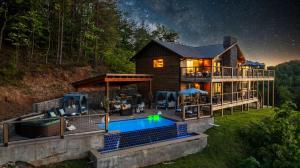 Honey Bear Hideaways - Luxury Cabin with Infinity Pool, Breathtaking Mountain Views & Sunset Decks