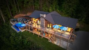 Honey Bear Hideaways - Luxury Cabin with Infinity Pool, Breathtaking Mountain Views & Sunset Decks