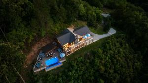 Honey Bear Hideaways - Luxury Cabin with Infinity Pool, Breathtaking Mountain Views & Sunset Decks