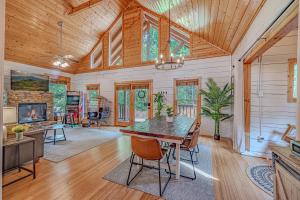 Luxurious Zen Cabin with Private Indoor Pool, Arcade, Hot Tub, Arcade, Bbq & Movie Projector