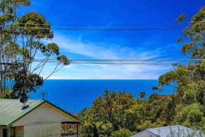 Luxurious 5-Bed Home by Avoca Beach