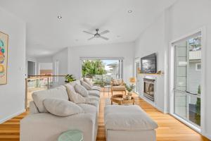 Luxurious 5-Bed Home by Avoca Beach