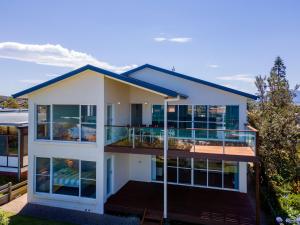 9 Dickinson Avenue-Absolute beachfront!