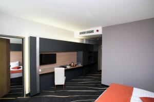 Queen Room - Non-Smoking room in Best Western Plus Lakeside Hotel