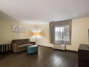 King Suite - Non-Smoking room in Clarion Inn & Suites Savannah Midtown