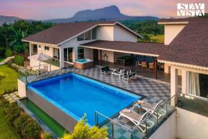 StayVistas The Tavern At Canary Farms - Mountain-View Luxury Mansion with Infinity Pool & Games Zone