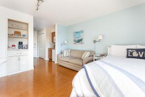 Lovely Beachside Studio at The Shores 5679
