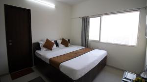 Pinaki Comfort Stay Malad - Near Nesco & Oberoi Mall