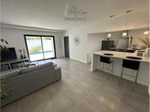 Maisons de vacances Un Petit Coin de Provence - Istres - Maison Contemporaine Avec Piscine Privee Chauffee, Entre Plages Et Provence, Borne 11 kW : photos des chambres
