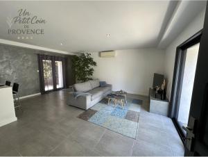 Maisons de vacances Un Petit Coin de Provence - Istres - Maison Contemporaine Avec Piscine Privee Chauffee, Entre Plages Et Provence, Borne 11 kW : photos des chambres