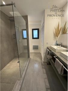 Maisons de vacances Un Petit Coin de Provence - Istres - Maison Contemporaine Avec Piscine Privee Chauffee, Entre Plages Et Provence, Borne 11 kW : photos des chambres