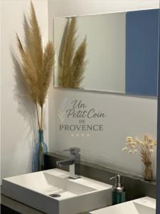 Maisons de vacances Un Petit Coin de Provence - Istres - Maison Contemporaine Avec Piscine Privee Chauffee, Entre Plages Et Provence, Borne 11 kW : photos des chambres