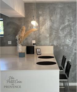 Maisons de vacances Un Petit Coin de Provence - Istres - Maison Contemporaine Avec Piscine Privee Chauffee, Entre Plages Et Provence, Borne 11 kW : photos des chambres