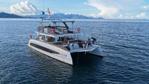 Sunrise Catamaran Yacht Tour