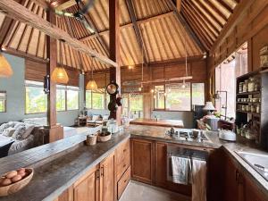 Authentic 5 BR Villa - Perfect for Families & Groups - Close to Canggu Beach